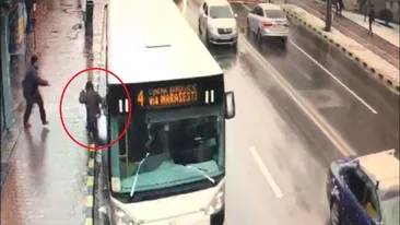 S-a întâmplat în Suceava! O bătrână s-a ales cu picioarele strivite după ce a coborât dintr-un autobuz. Motivul...
