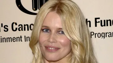 Claudia Schiffer pozeaza in felina sexy, la 40 de ani