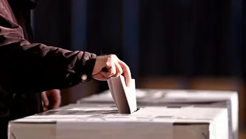 Imaginea care s-a viralizat pe Facebook, în mijlocul turului 2. Cât costă un comentariu și o postare pozitive pentru…
