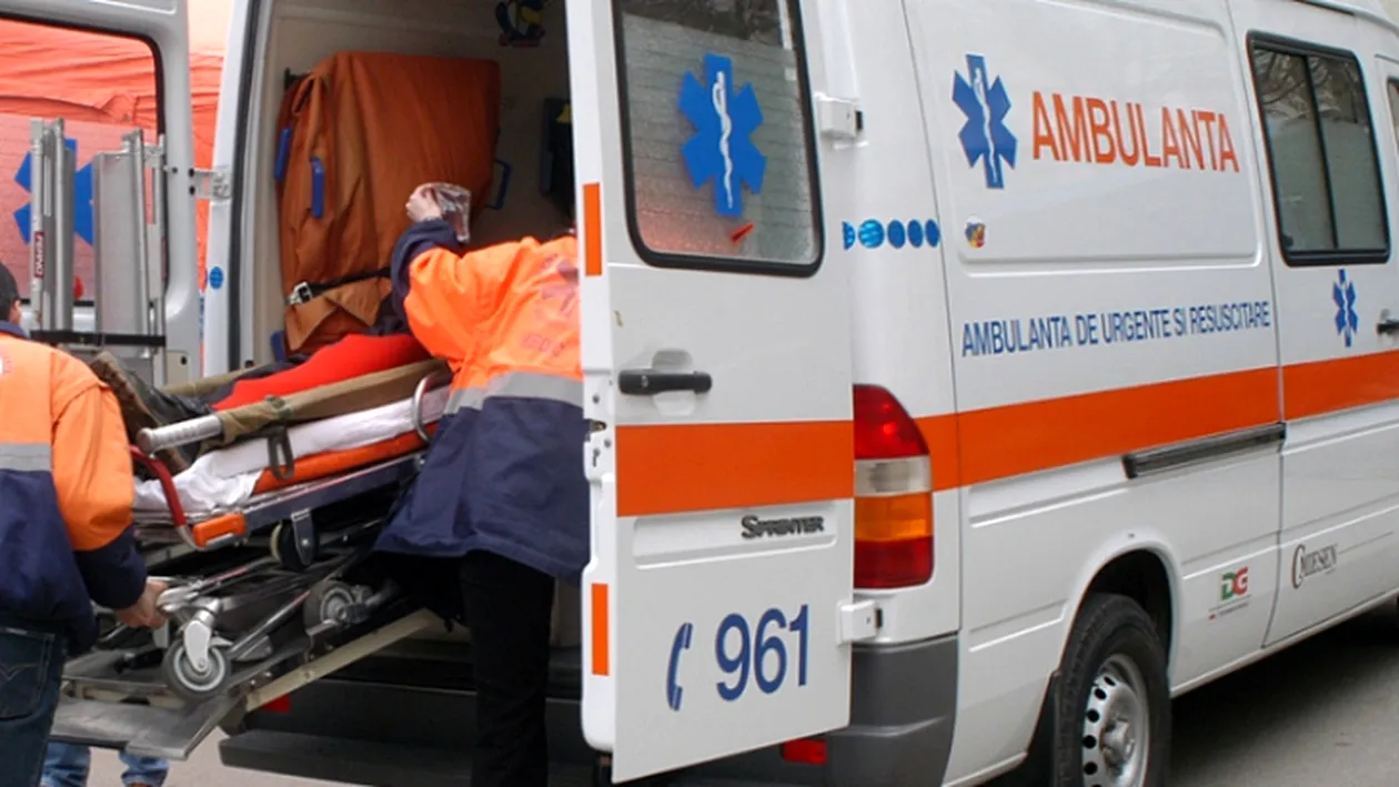 O ambulanță care transporta o fetiță operată pe cord, implicată în accident la Vaslui
