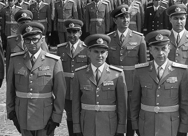Ion Mihai Pacepa, primul din stânga în fotografie, în uniformă militară