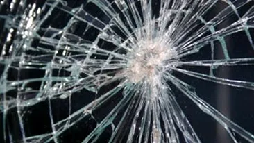 Un tanar a spart cu capul usa unui magazin, de unde a furat patru pachete cu tigari