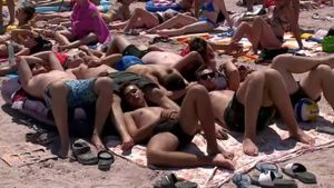 Imagine incredibilă din Costinești. Șapte tineri stau unii în alții pe un singur prosop. Cum au motivat înghesuiala