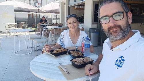 Câți bani a plătit acest cuplu de români, pentru un prânz, într-o autoservire din Thassos
