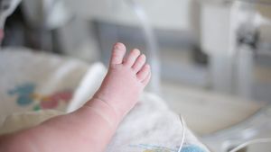 Un nou-născut a murit într-un spital din Pașcani. Părinții dau vina pe medici