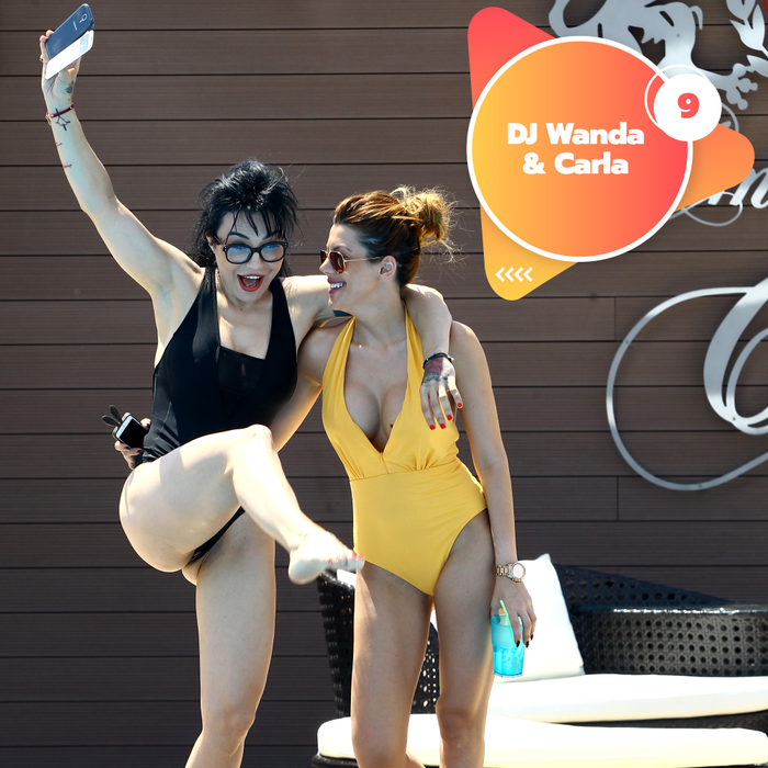 Avem topul celor mai HOT dive de la noi, în poziții „interzise”, pe plajă. Pe ce loc se clasează Loredana Chivu, Anda Adam sau Lora