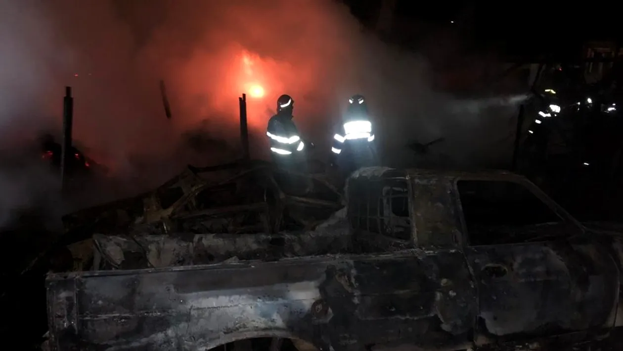 Incendiu puternic într-o comună din Argeș. Focul a făcut ravagii la un depozit de furaje și utilaje