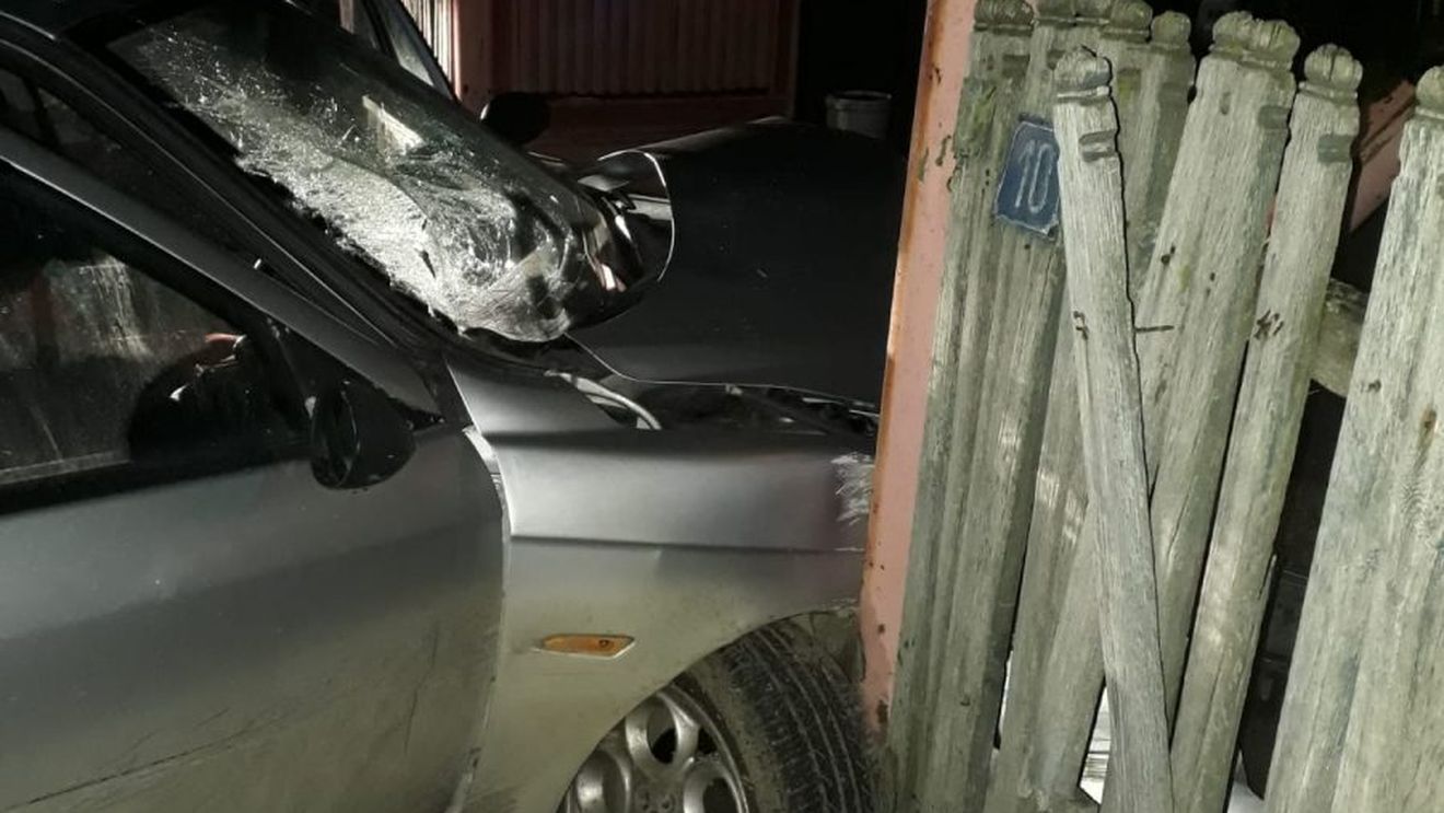 Un tânăr din Dâmbovița s-a urcat băut și fără permis la volan. Bărbatul a rupt un gard  și a băgat în spital pasagerul din dreapta sa
