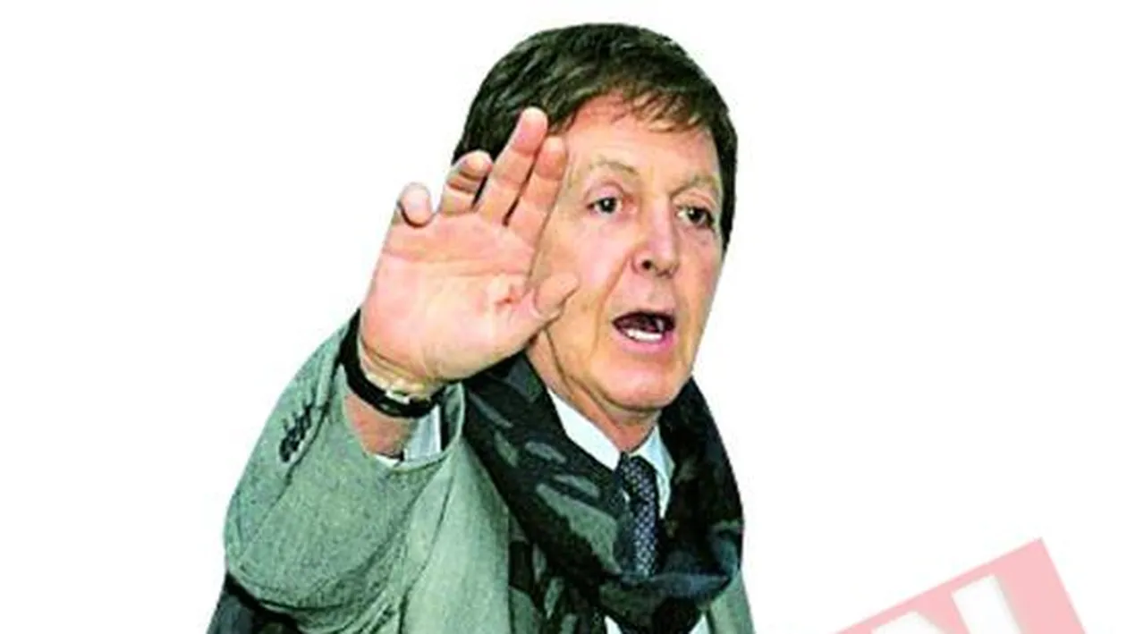 Mccartney si-a prezentat iubita cu slitul desfacut