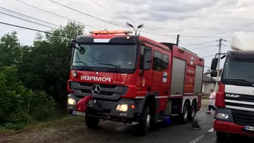 Accident grav în județul Vâlcea. A fost activat planul roșu după ce o mașină și un microbuz plin de oameni s-au ciocnit. FOTO&VIDEO