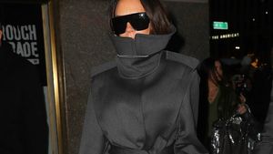 Vedeta care s-a camuflat bine de tot ca să evite gerul năpraznic! Recunoști cine a băgat „capul la cutie” mai ceva ca o țestoasă?