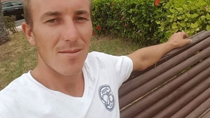 Un tânăr de 32 de ani din Timiș și-a ucis nașul copilului pentru că îi făcea curte soției: ”Ce-am făcut, l-am omorât!”