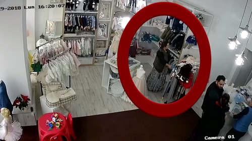 VIDEO EXCLUSIV. Furt spectaculos la Arad, după metoda "Bebeluşul". Hoţilor nu le-a păsat de camerele de supraveghere