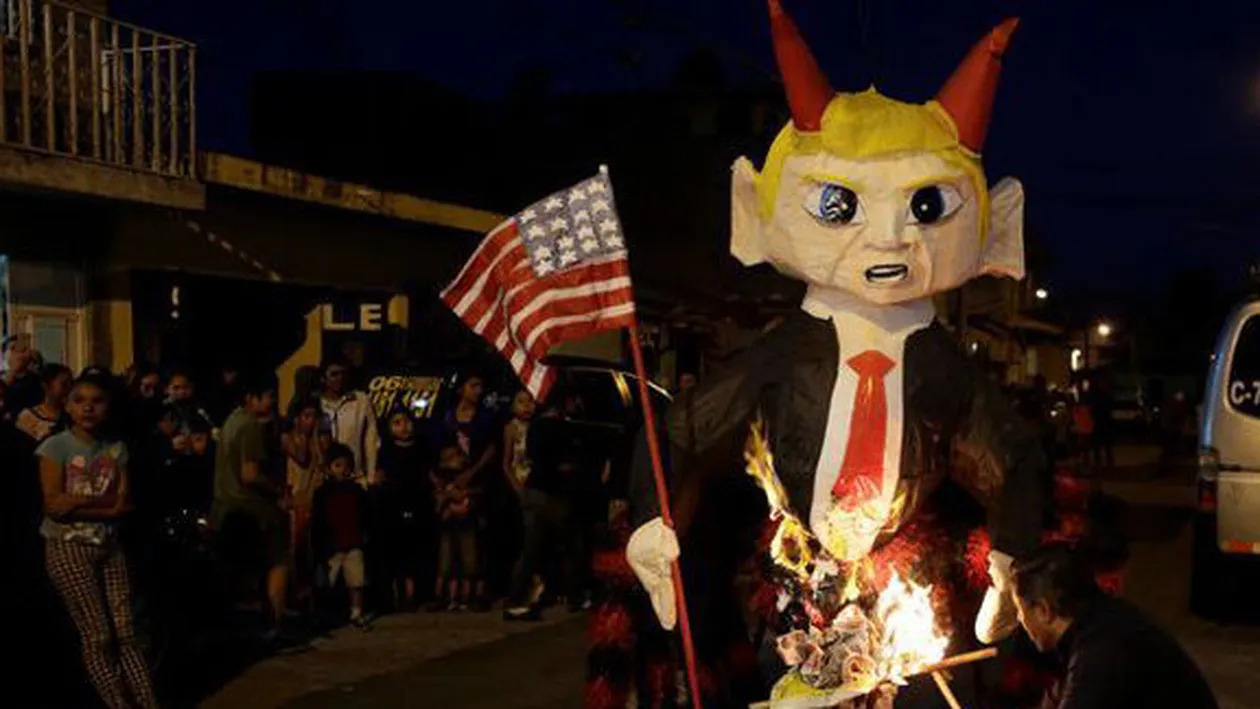 Fotografii cu DONALD TRUMP, arse la o ceremonie ciudată din Guatemala: Participanţii au spus că e reprezentarea diavolului