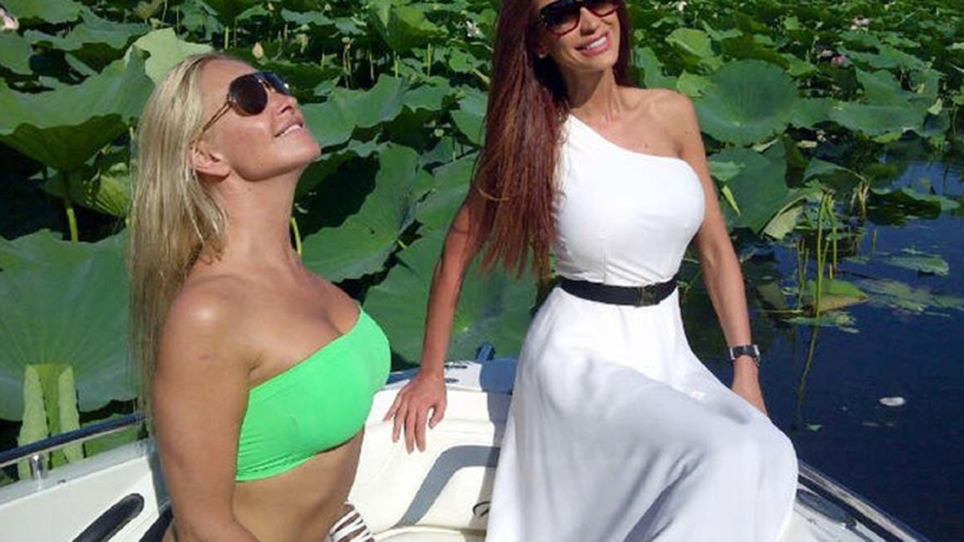 Au atatea in comun incat nu au cum sa nu fie prietene! Bianca si Vica se relaxeaza pe o barca printre nuferi