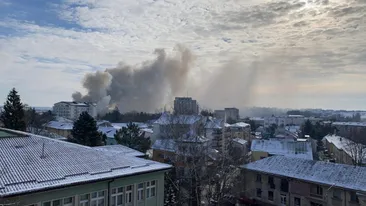 Acoperișul Prefecturii din Suceava a luat foc. Imagini de la fața locului cu incendiu. FOTO