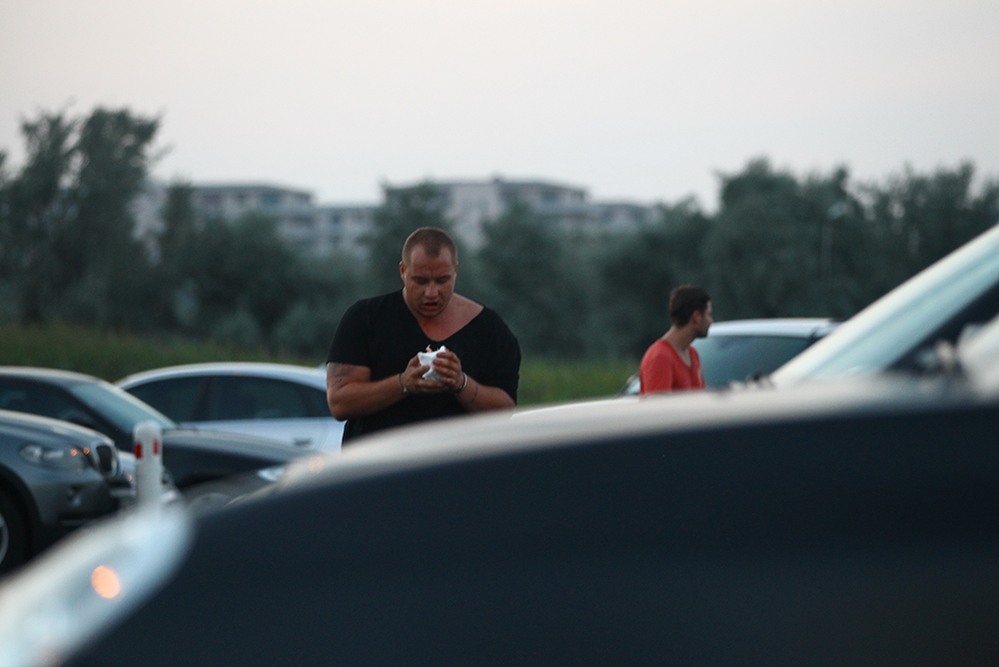 Dan Petrache, încercând să îşi oprească sângerarea după ce a fost bătut, în 2013