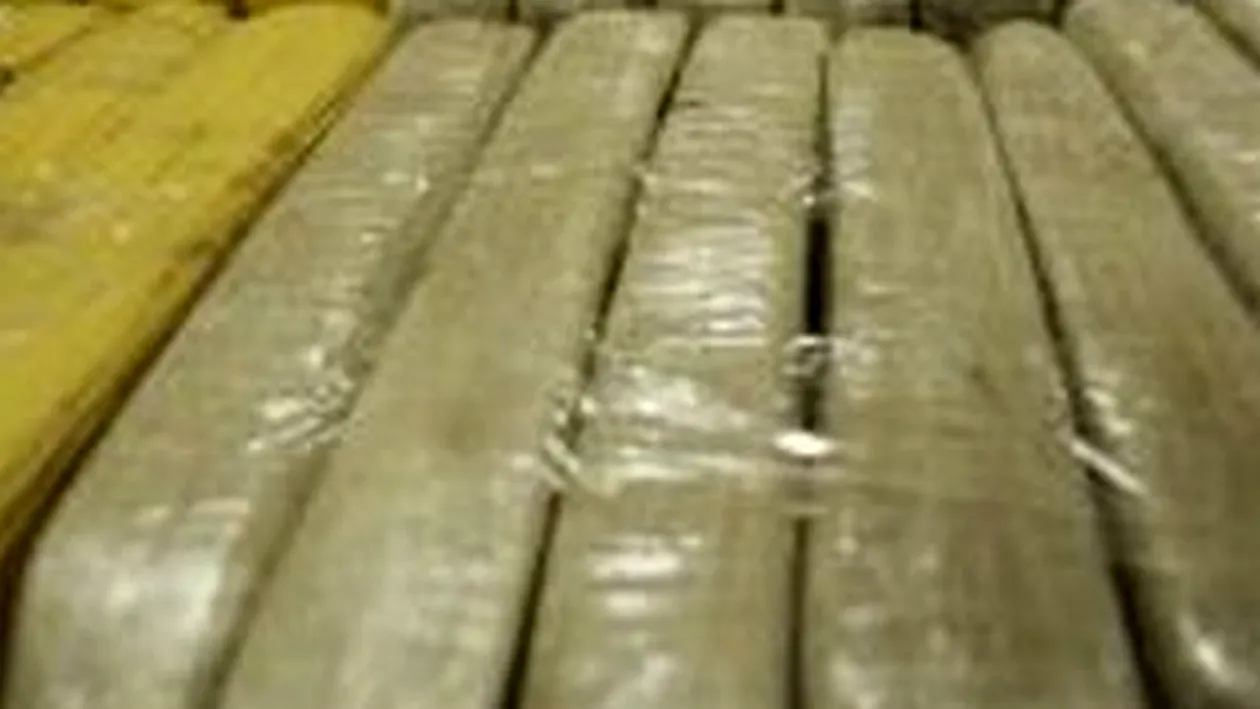 VIDEO Trei persoane au fost prinse cu 40 de kilograme de heroina pe A1