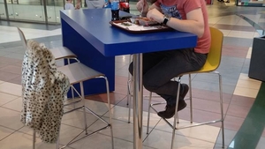 A observat zilnic un tânăr care lua masa într-un mall din Bucureşti. Deşi venea mereu singur, bărbatul atârna de spătarul scaunului haina unei femei. Şi-a făcut curaj şi l-a întrebat ce e cu el şi de ce face asta în fiecare zi! E cutremurător ce răspuns a primit
