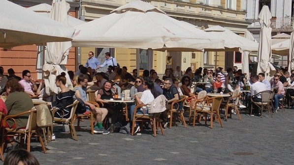 Noi reguli! De ce va fi nevoie să lăsăm numele şi numărul de telefon atunci când ieșim la terasă