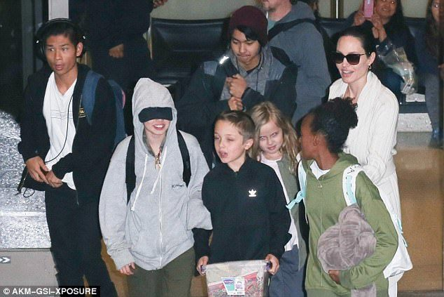 Angelina Jolie are greutăţi în creşterea celor şase copii