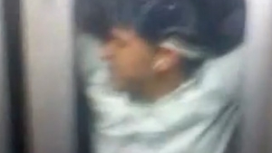 VIDEO Cum ar fi sa va treziti cu un nebun ca asta lipit de metroul din Bucuresti? La New-York face senzatie!