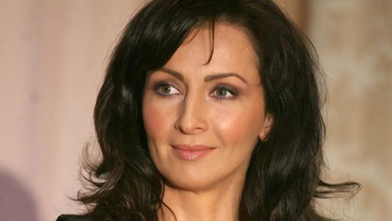 Mihaela Radulescu, dezbracata, in timp ce se tavaleste pe o plaja? Imaginea care a ridicat pulsul barbatilor care au vazut-o