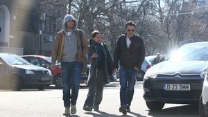 De cand produce filme, Dragos Bucur umbla "sub acoperire" prin Bucuresti! Imagini inedite cu actorul si colegii lui de platou!