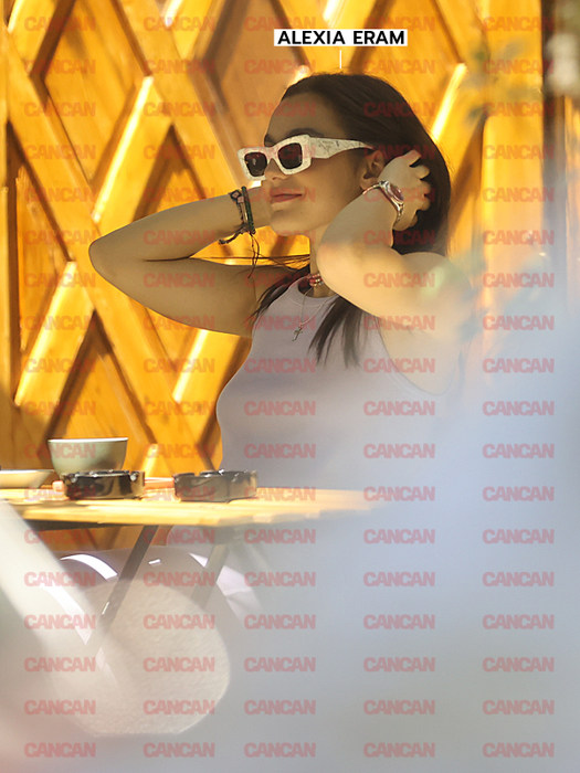 Alexia și-a pus ochelarii, la terasă (Foto: CANCAN.RO)