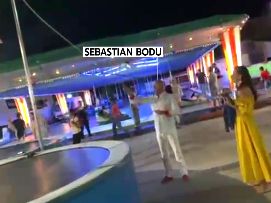 Sebastian Bodu și soția lui privesc cum se distrează fetița lor (Foto: CANCAN.RO)