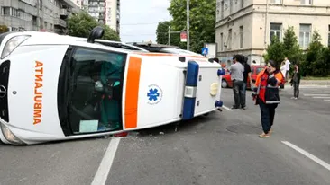 Accident grav în Capitală! O ambulanţă care transporta un copil a fost lovită din plin de o autoutilitară