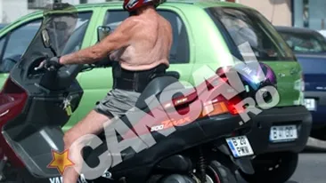 Aparitie neobisnuita pe strazi! Un scuterist la bustul gol a dat peste cap circulatia din Capitala!