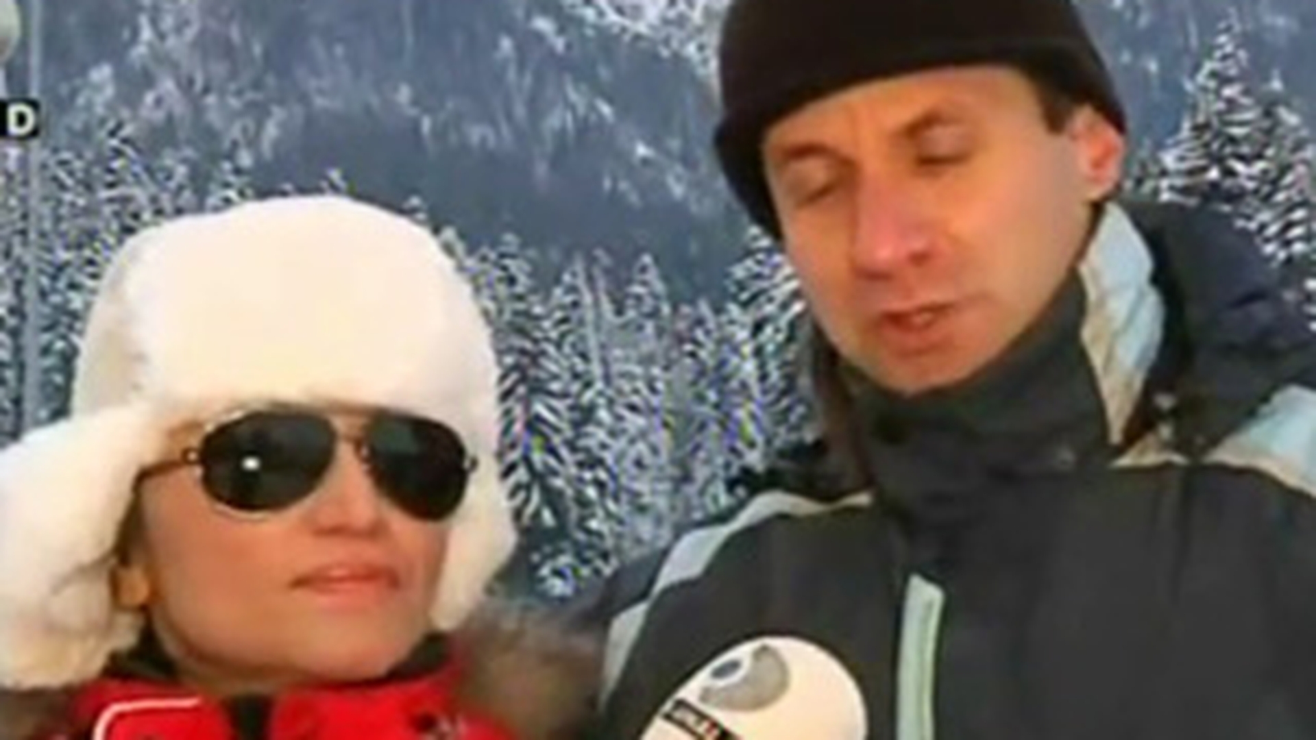 Urmeaza weekend romantic la munte! Uite cum a frecat-o cu zapada Alin Oprea pe sotia lui pe partia din Busteni
