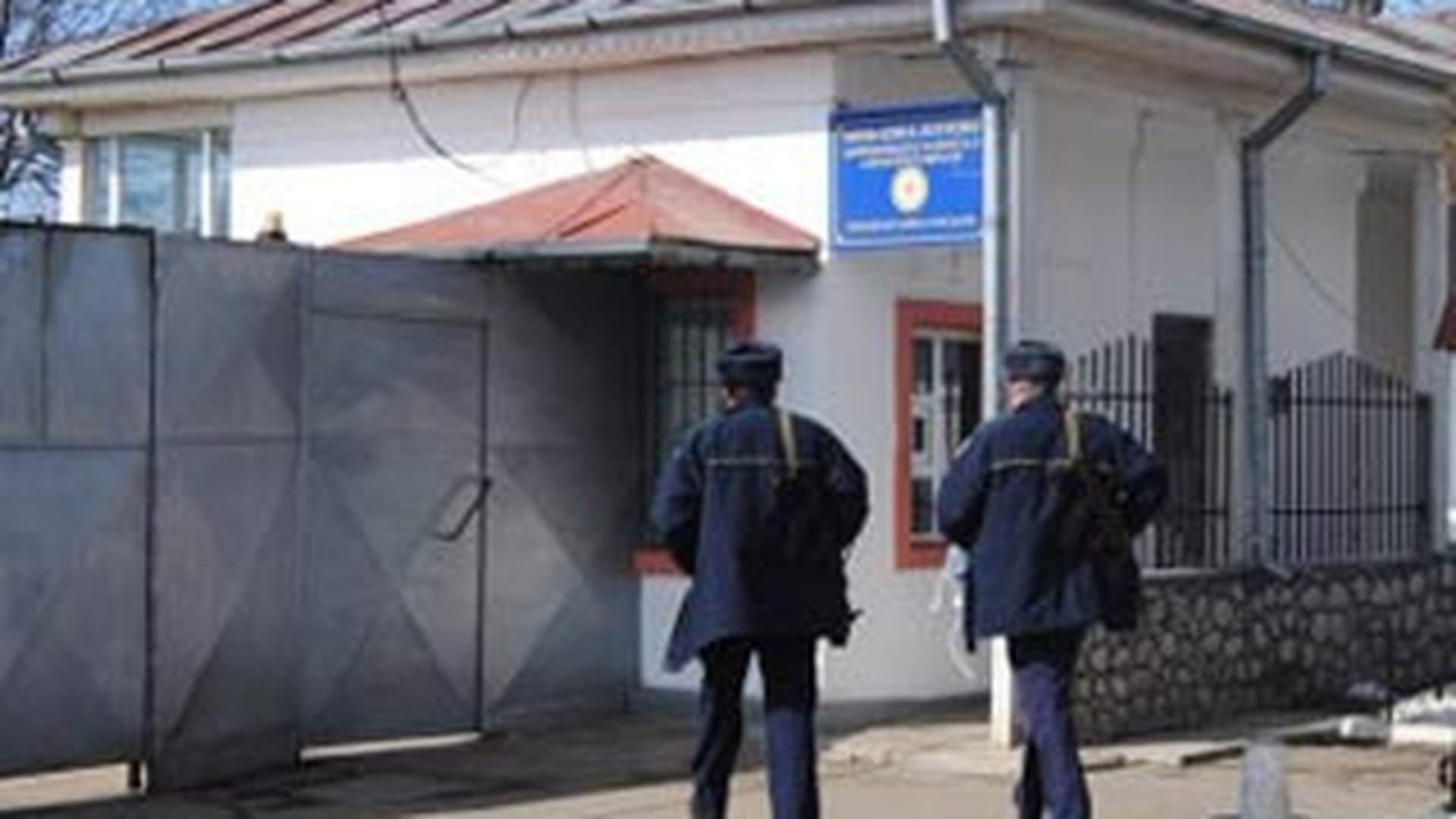 Doi detinuti de la Penitenciarul Focsani au evadat de la un punct de lucru. Politia se afla pe urmele lor
