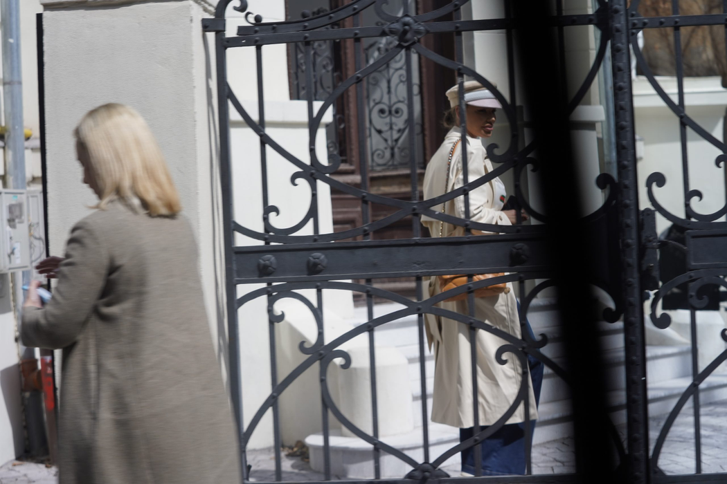 Bianca intră în curtea imobilului din Cartierul Armenesc