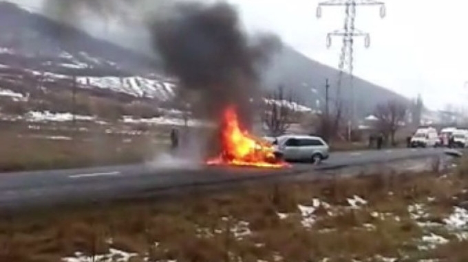 Accident cumplit în Buzău! Doi soți au ars de vii după ce mașina lor a fost lovită în plin de un autoturism intrat pe contrasens
