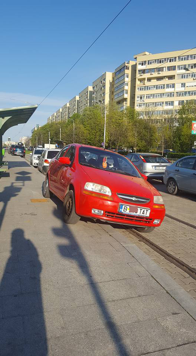 Se întâmplă în Bucureşti! Un şofer şi-a parcat maşina chiar în staţia de tramvai!