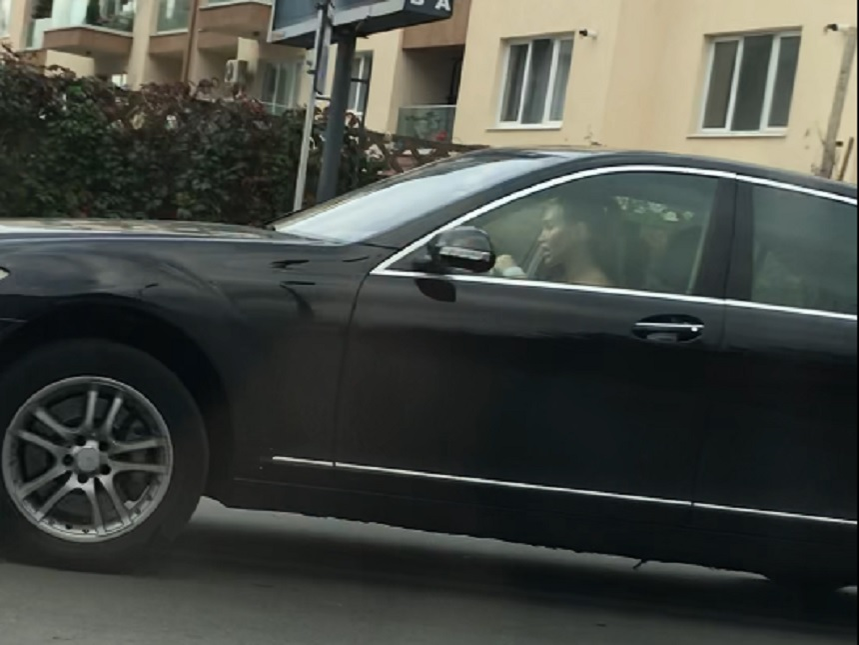 Raluca Podea pleacă de la clinică cu fața umflată și roșie