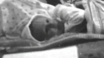 Copilul din imagine este unul dintre cei mai sexy artisti din Romania: Acum 40 de anisori. Tot atunci a fost si prima ninsoare