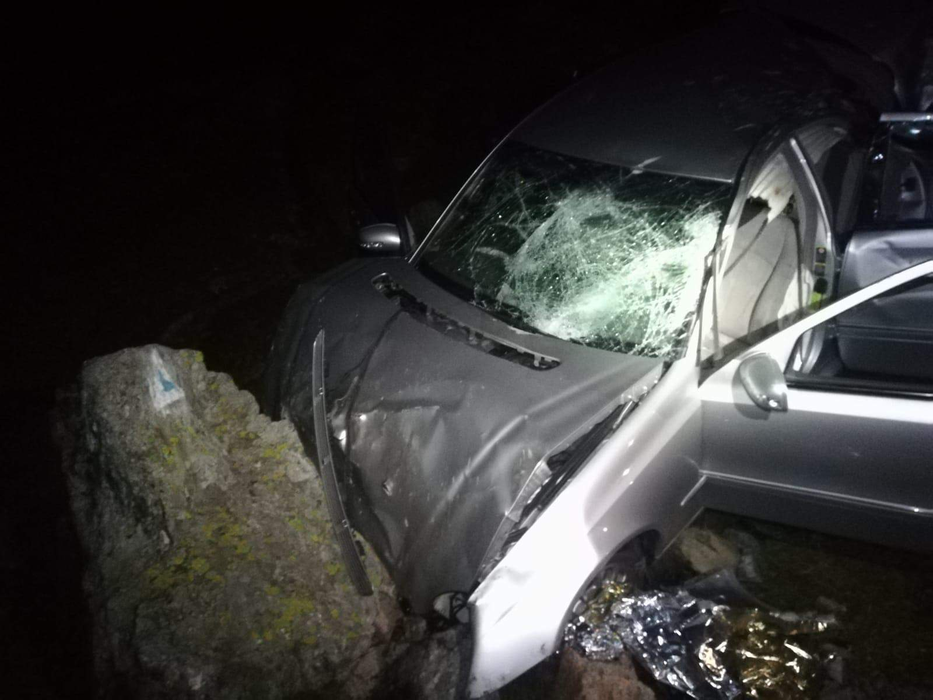 O maşină cu 5 tineri a căzut într-o râpă pe Transfăgărăşan. Apelul la 112 s-a făcut la ora 23:00. FOTO