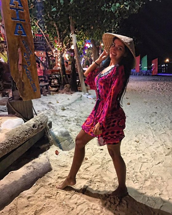 Avem dovada! Cum şi-a ”photoshopat” Elena ex-Mandinga ultimele imagini în costum de baie