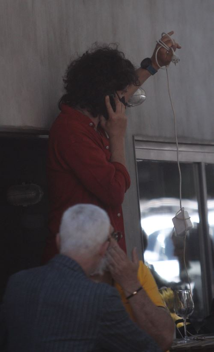 Tudor Chirilă nu a renunțat la masca de protecție nici la terasă