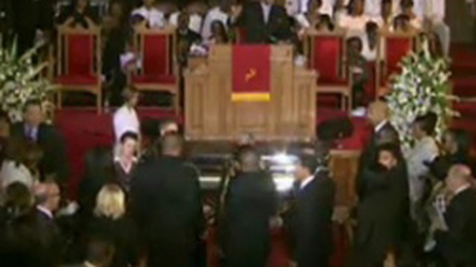 Bobby Brown, dat afara din biserica unde se afla trupul neinsufletit al lui Whitney Houston! Nu i s-a permis sa asiste la ceremonia de inmormantare!