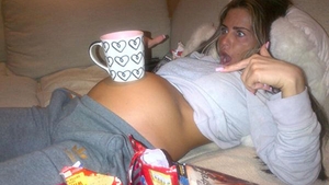 Tu ce zici: gravida sau umflata? Ia uite ce burta a facut fotomodelul Katie Price!