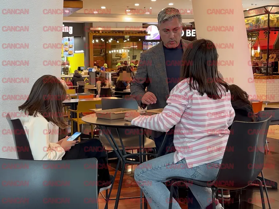 Deși tatăl lor abia venise cu mâncarea la masă, fetele au continuat să stea pe telefon