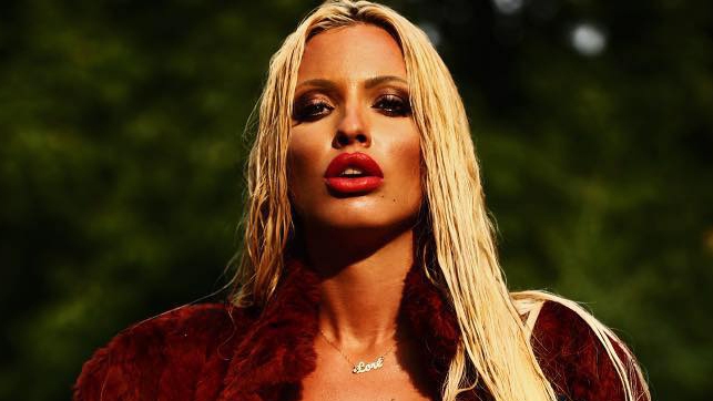 LOREDANA CHIVU îl aşteaptă pe Moş Crăciun în ipostaze senzuale! Cum s-a filmat blondina, alături de două prietene!