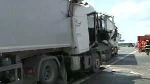 O ceartă între șoferi a dus la un accident în lanț! Patru TIR-uri au fost implicate. „A trântit frâna brusc”