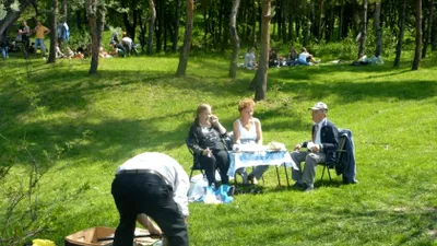 „Am mâncat parizer trei săptămâni după o zi de excursie”. Reportaj din județul unde vacanța e considerată o ironie
