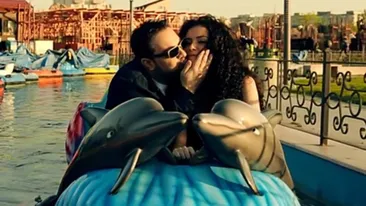 VIDEO Imaginile care-l fac de ras pe Florin Salam! Manelistul se plimba in barci pentru copii si calareste un cal de lemn