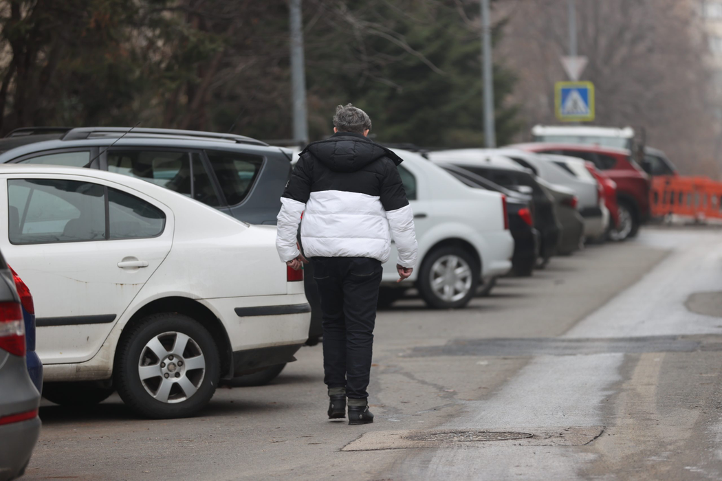 Radu Onișoru merge agale către intrarea în bloc /Sursă foto: CANCAN.RO